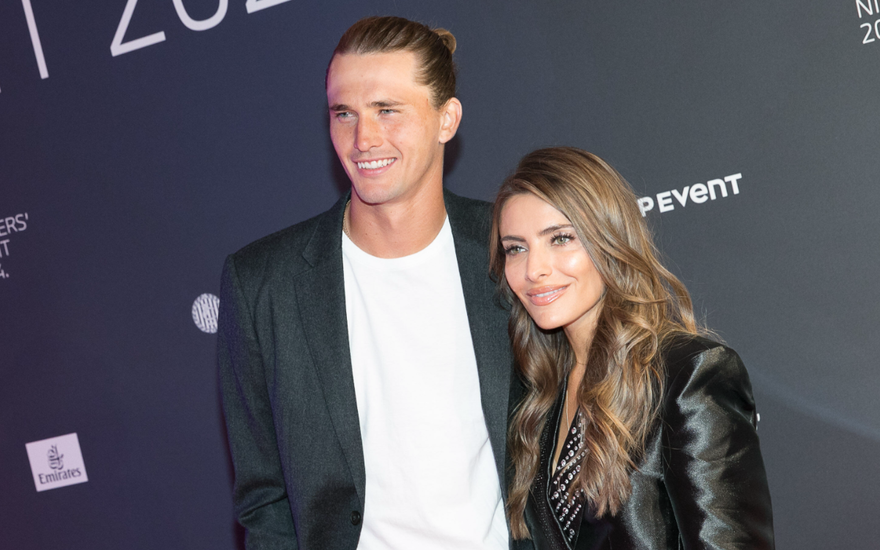 Alex Zverev und Sophia Thomalla posieren glücklich zusammen