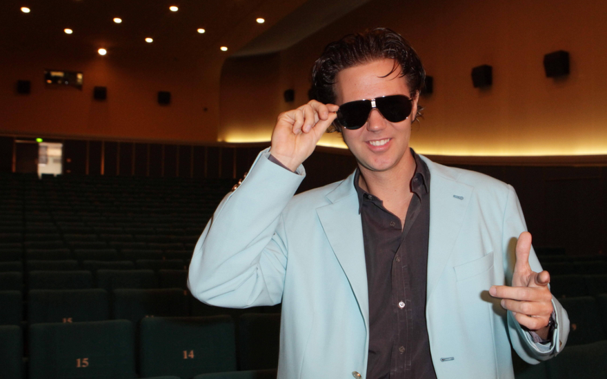 Alexander Marcus mit Sonnenbrille und hellblauem Blazer