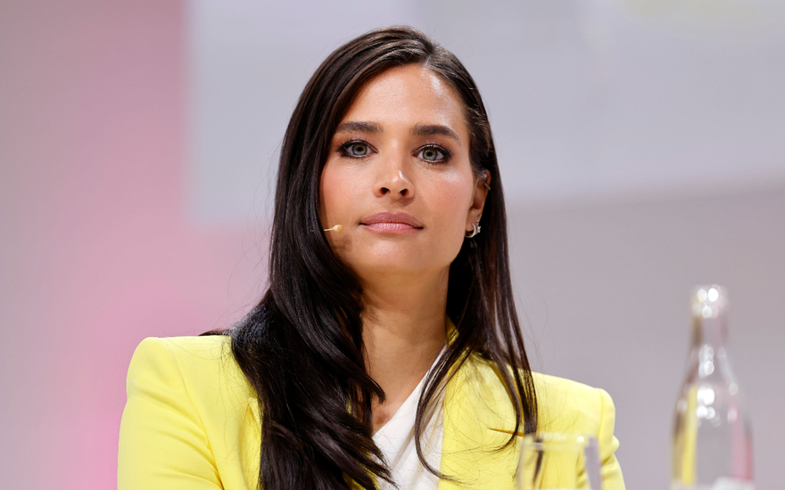 Amira Pocher mit starrem Blick