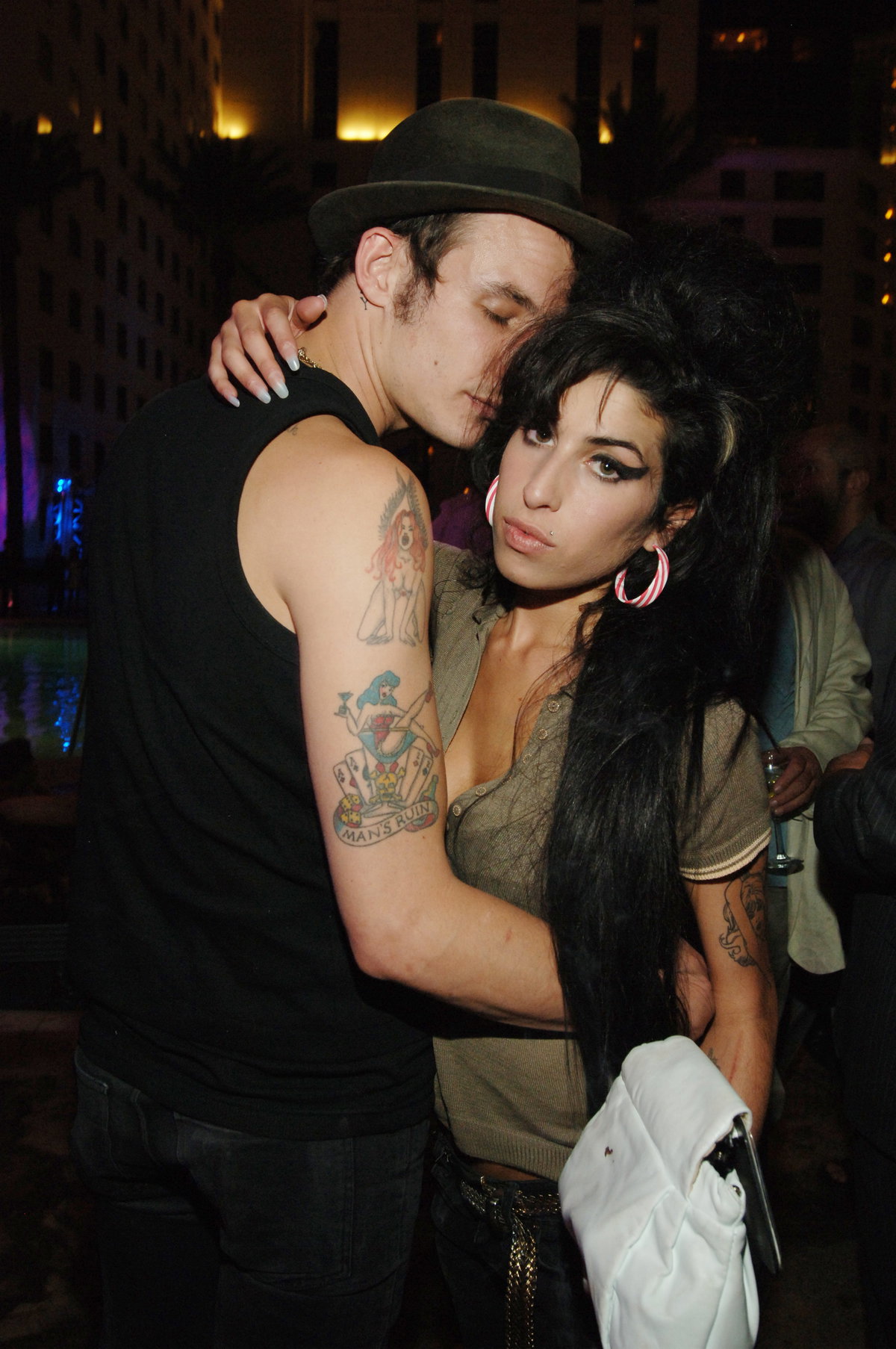 Amy Winehouse traurig im Arm ihres damaligen Partners Blake Fielder-Civil
