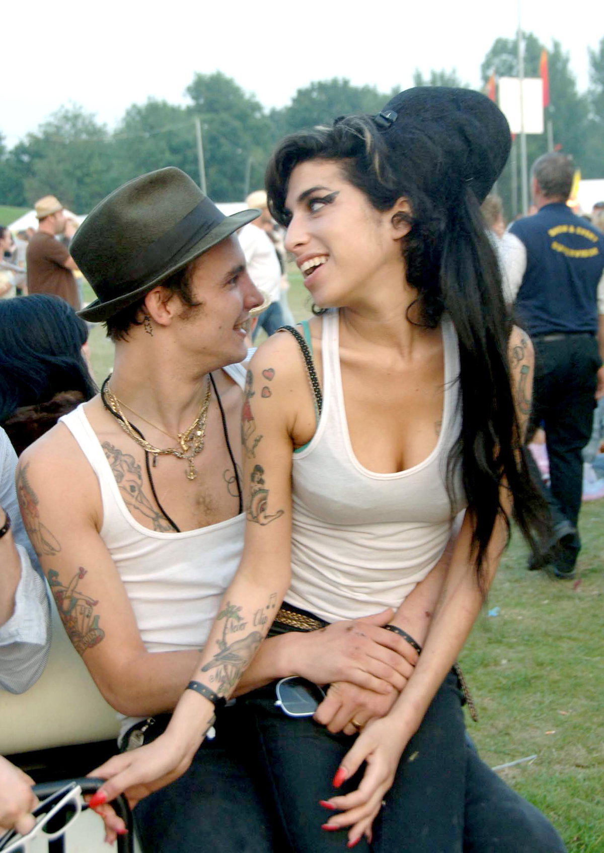 Amy Winehouse und ihr damaliger Partner Blake Fielder-Civil ausgelassen