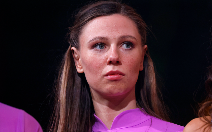 Ann-Kathrin Bendixen schaut ernst bei "Let's Dance"