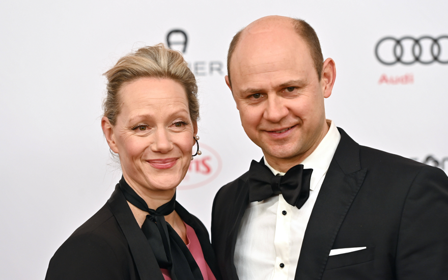 Anna Schudt und Moritz Führmann auf einem roten Teppich