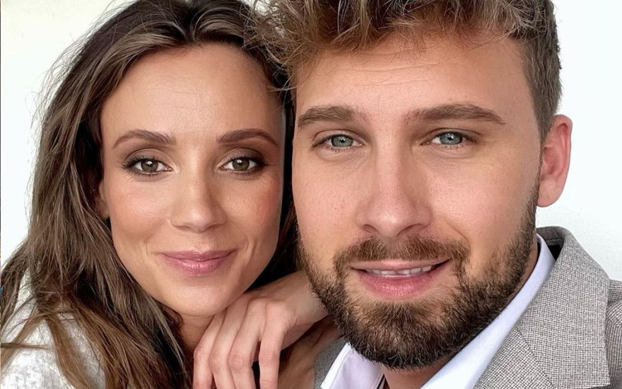 "Bachelor" Dominik Stuckmann und Anna Rossow machen ein Selfie