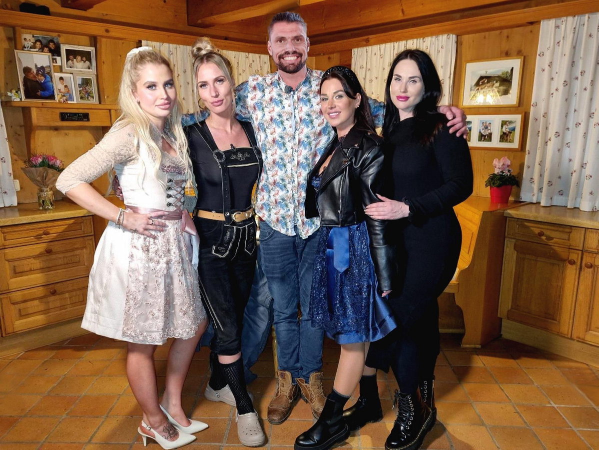 "Bauer sucht Frau International" 2024: Peter mit seinen Kandidatinnen Laura, Lidia, Alisa und Stephanie