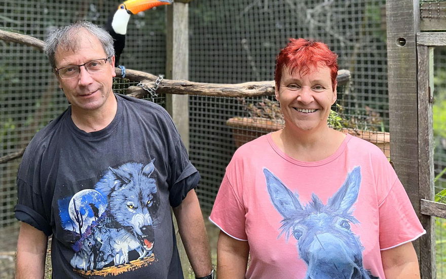 "Bauer sucht Frau International" 2024: Ulrike aus Brasilien und Kandidat Heiko mit einem Papagei