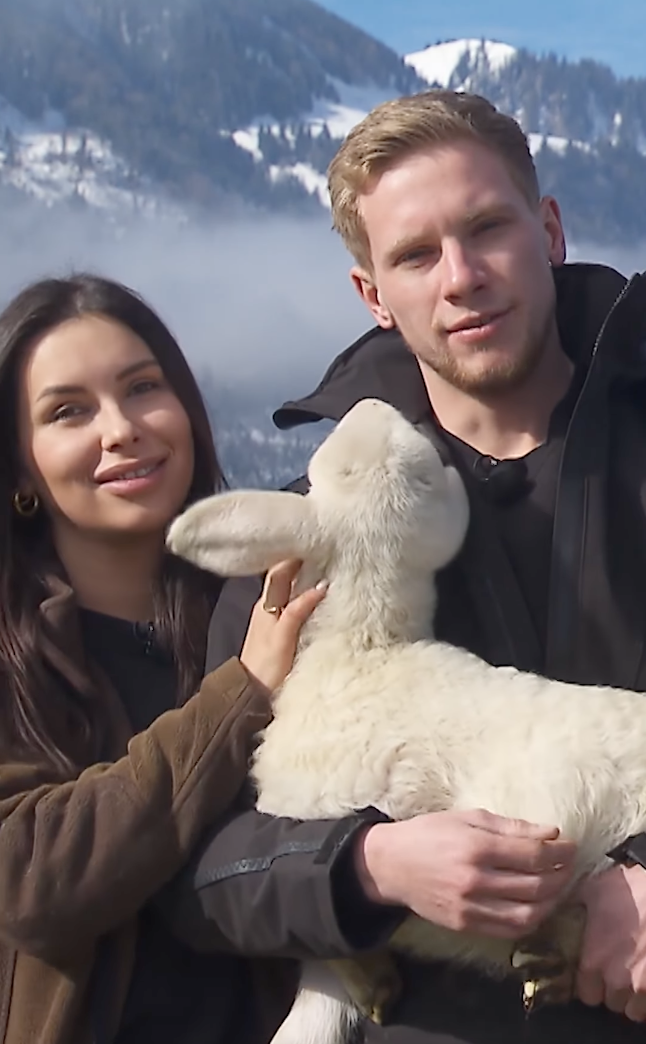 Hannes und Annika verliebt mit Lämmchen im Oster-Special von "Bauer sucht Frau"