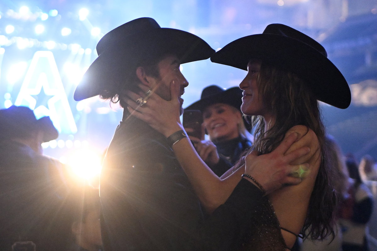 Bella Hadid verliebt mit Cowboyhut und Freund Adan Banuelos