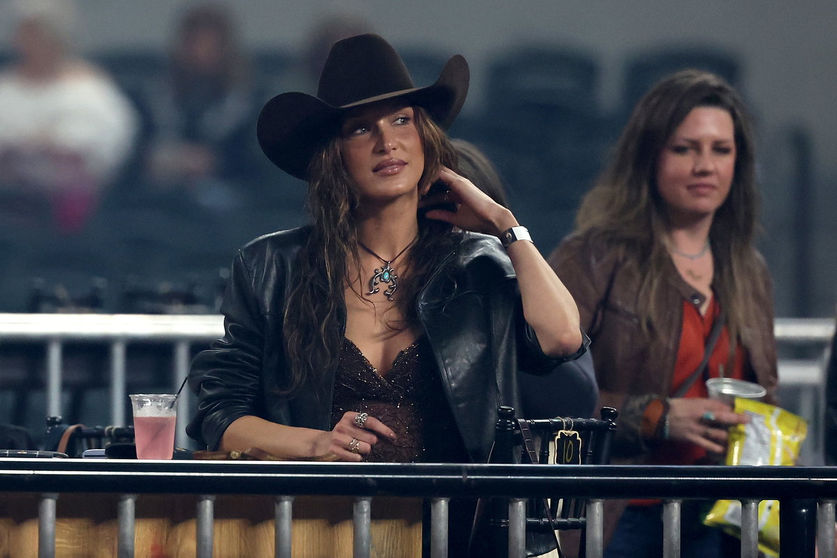 Bella Hadid mit Cowboyhut bei "The American Performance Horseman" in Texas