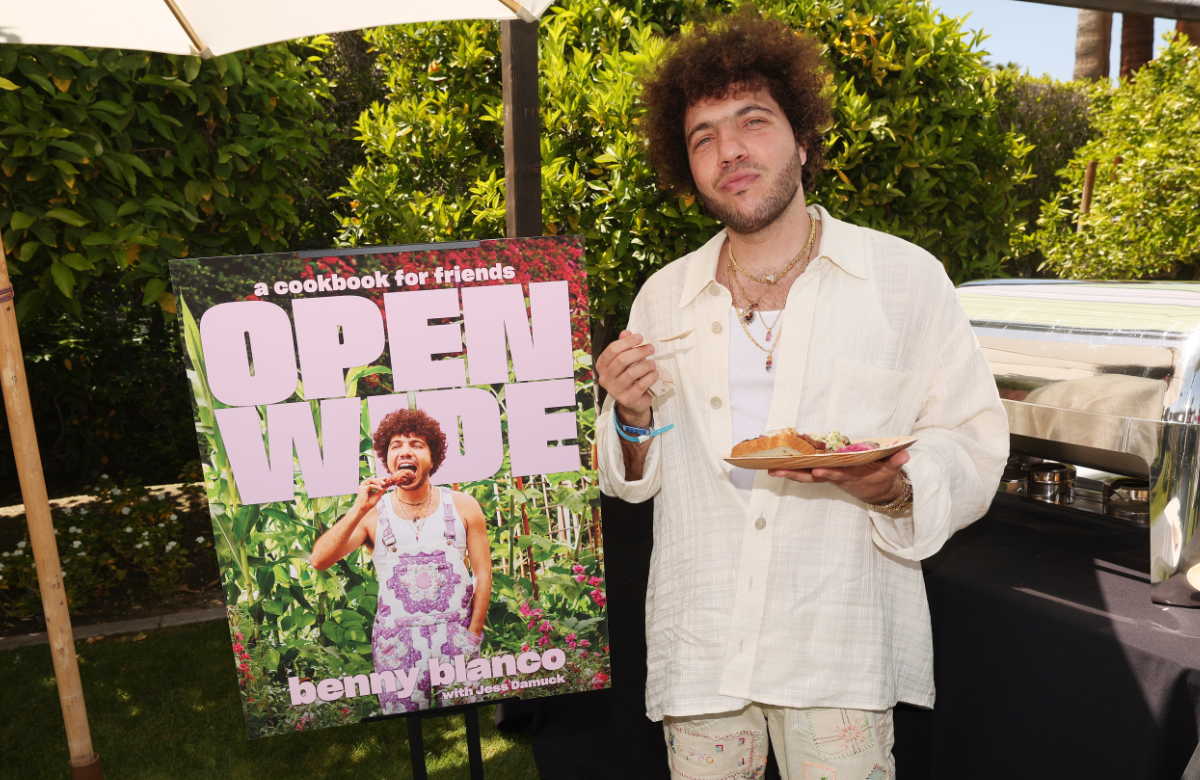 Benny Blanco mit einem Essensteller
