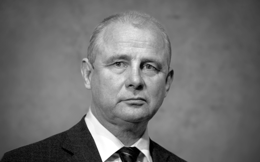 Schwarz-weiss-Bild Bernd Hölzenbein in Anzug