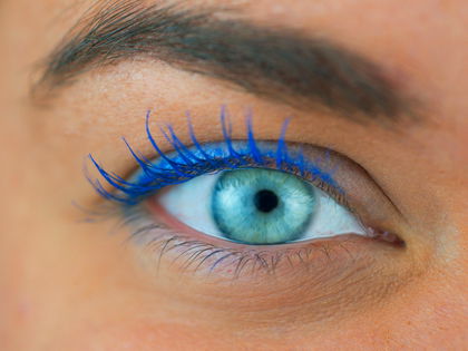 Blaue Mascara: Das sind die 3 besten Wimperntuschen mit farbigem Finish