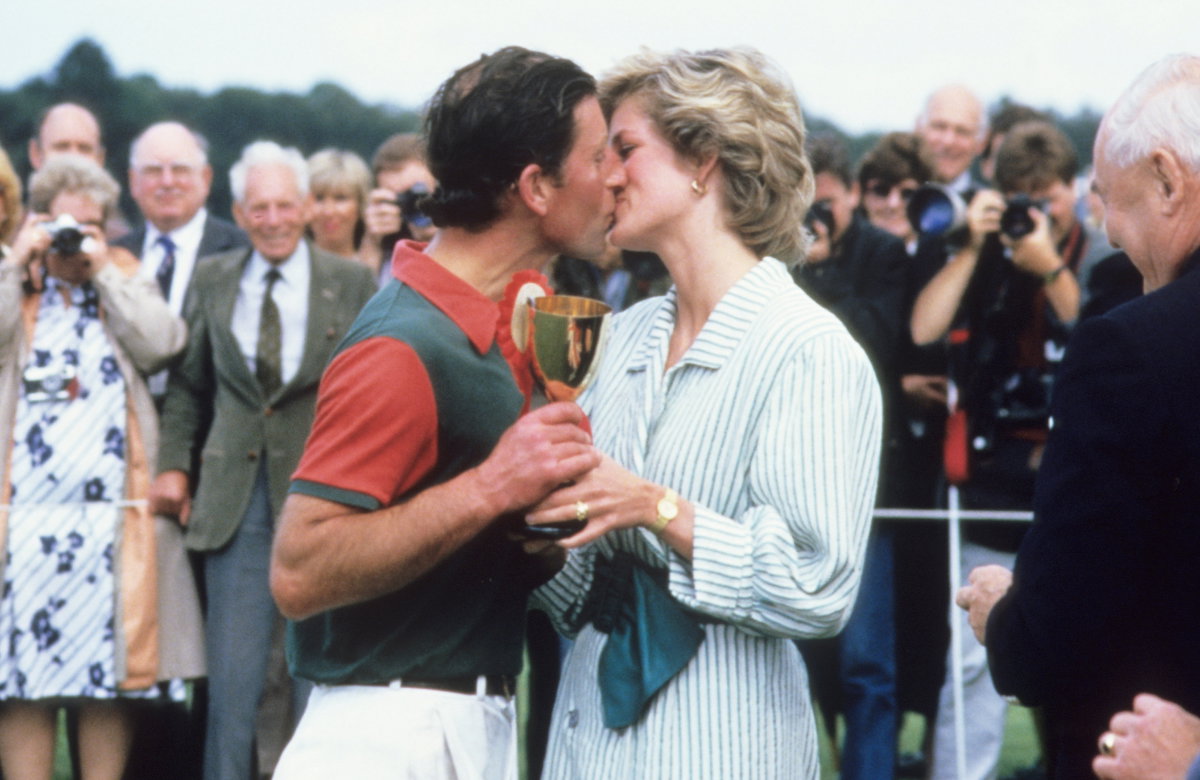 Prinz Charles und Prinzessin Diana küssen sich nach einem Polo-Turnier.