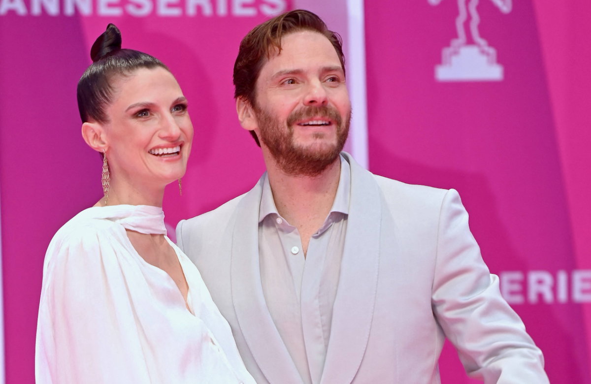 Daniel Brühl und seine Ehefrau Felicitas Rombold auf dem Pink Carpet in Cannes