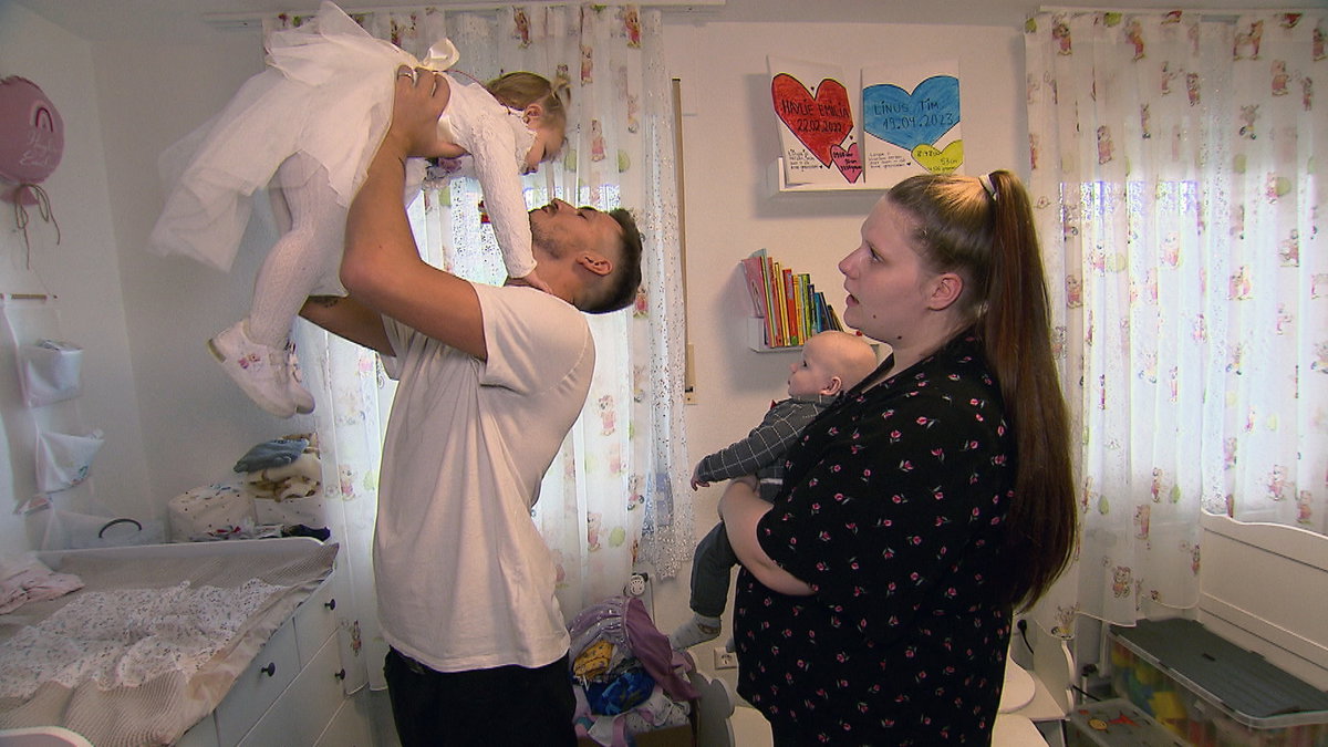 Lavinia Wollny und Tim Katzenbauer mit Haylie Emilia und Baby Linus Tim vor der Taufe