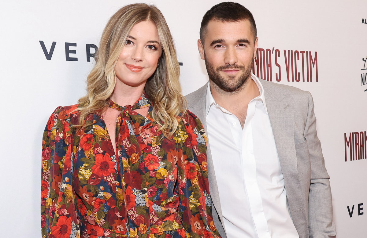 Emily VanCamp und Josh Bowman posieren zusammen