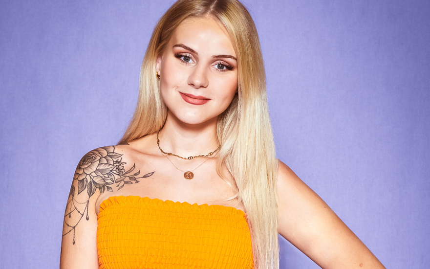 Estefania Wollny im Portrait vor lilaner Wand