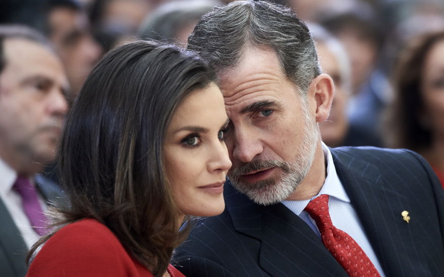 Felipe von Spanien flüstert Letizia von Spanien etwas ins Ohr