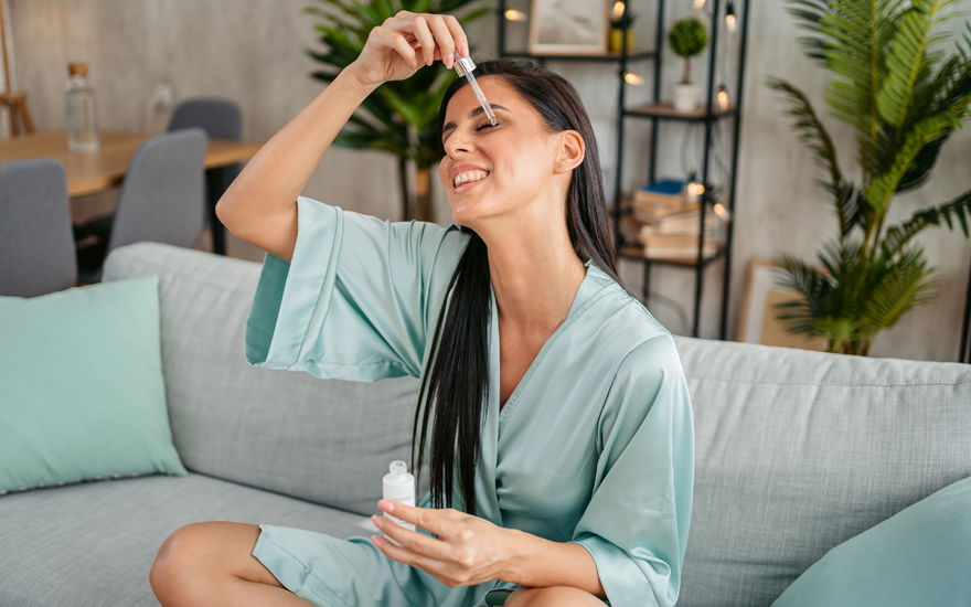 Frau mit neuem Peptid-Serum
