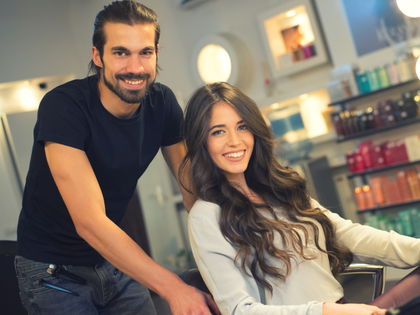 Laut Friseuren: Mit diesem Leave-in-Spray erhält dein Haar 3 Tage lang Power-Glanz