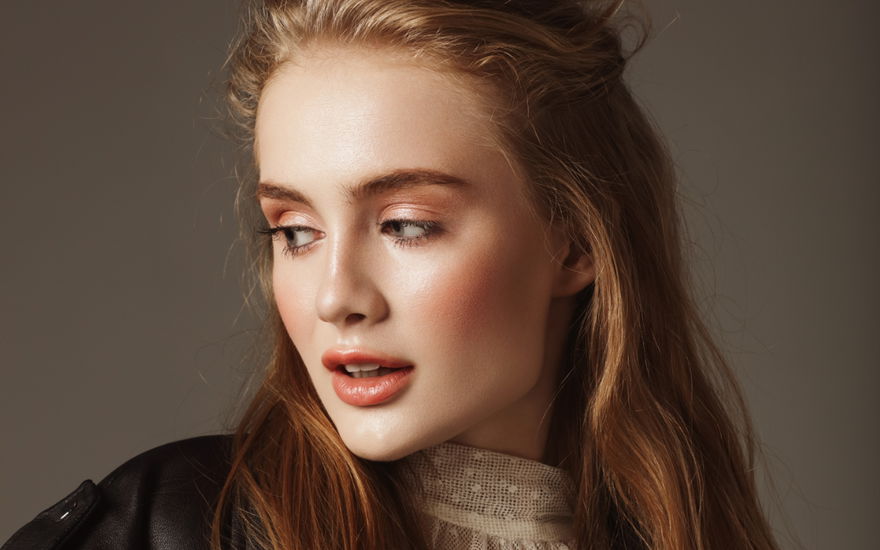 Frau mit Glow-Foundation