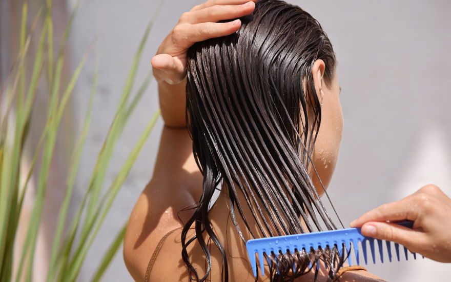 Frau mit preisgekrönten Haarmaske