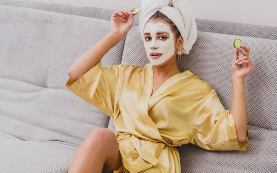 Frau mit Anti-Aging-Maske