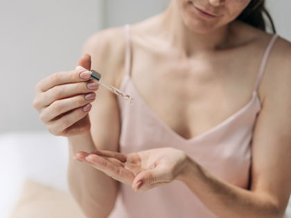 Anti-Aging: Mit diesem Rossmann-Besteller werden Falten gleich 2-fach gemildert