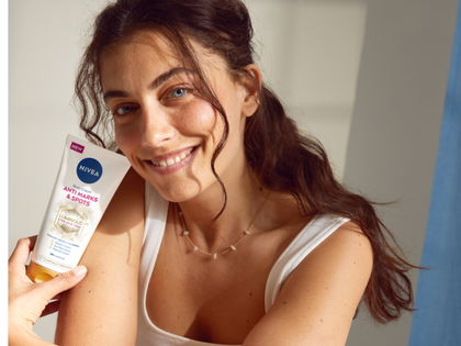 Gegen dunkle Flecken: Diese Drogerie-Bodylotion reduziert Pigmentflecken in 4 Wochen