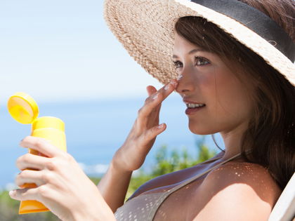 Sonnenbedingte Hautalterung: Dieses neue Drogerie-Fluid für unter 10 Euro wirkt wahre Wunder