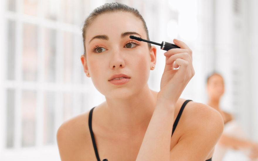 Frau mit Mascara