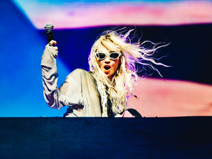 Coachella 2024: Elon Musks Ex Grimes rastet auf der Bühne völlig aus