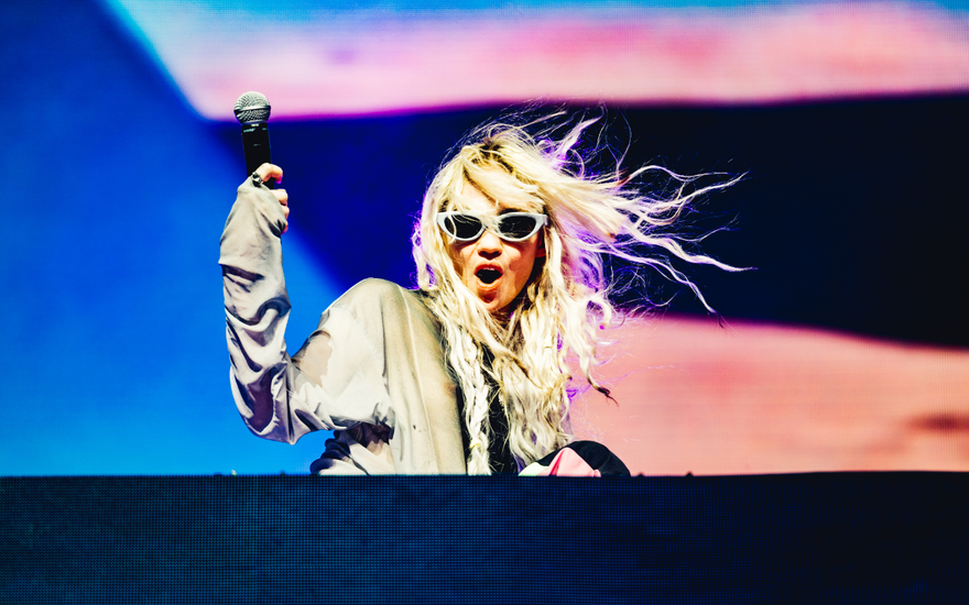Grimes mit offenem Mund und Haaren auf der Coachella-Bühne