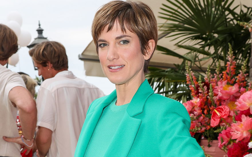 Ex-GZSZ-Star Isabell Horn schaut zur Seite und lächelt leicht
