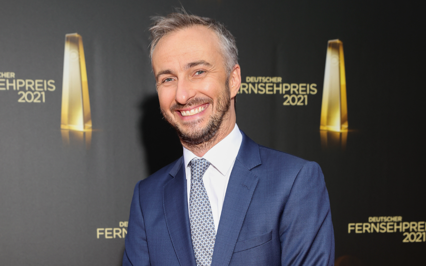 Jan Böhmermann strahlt