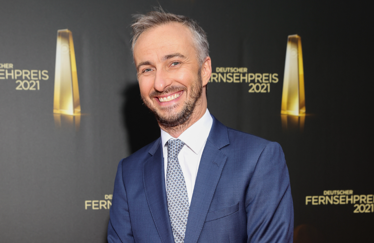 Jan Böhmermann strahlt