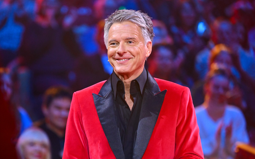 Jörg Pilawa in rotem Anzug