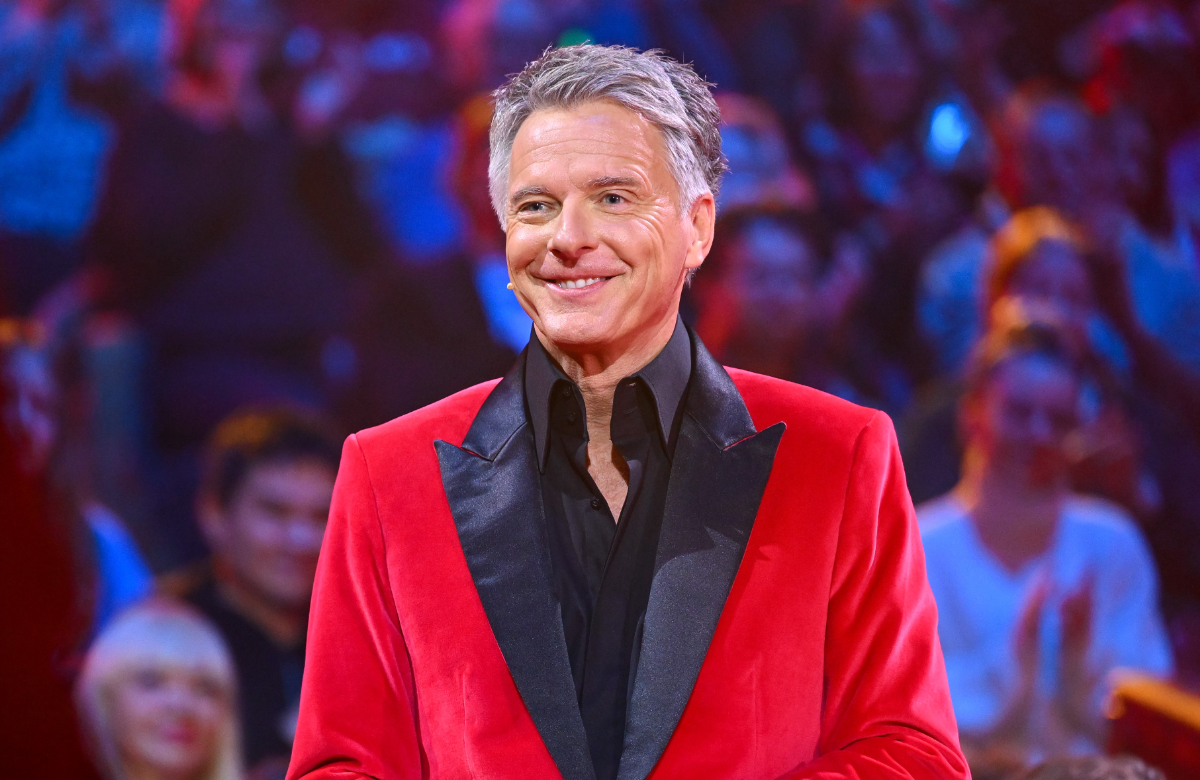 Jörg Pilawa in rotem Anzug