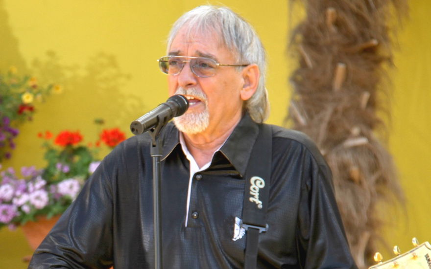 Karl-Heinz-Ulrich von den Amigos singt