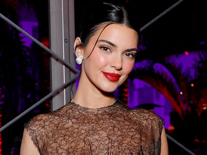 Laut Kendall Jenner: Diese Drogerie-Foundation hält 32 Stunden