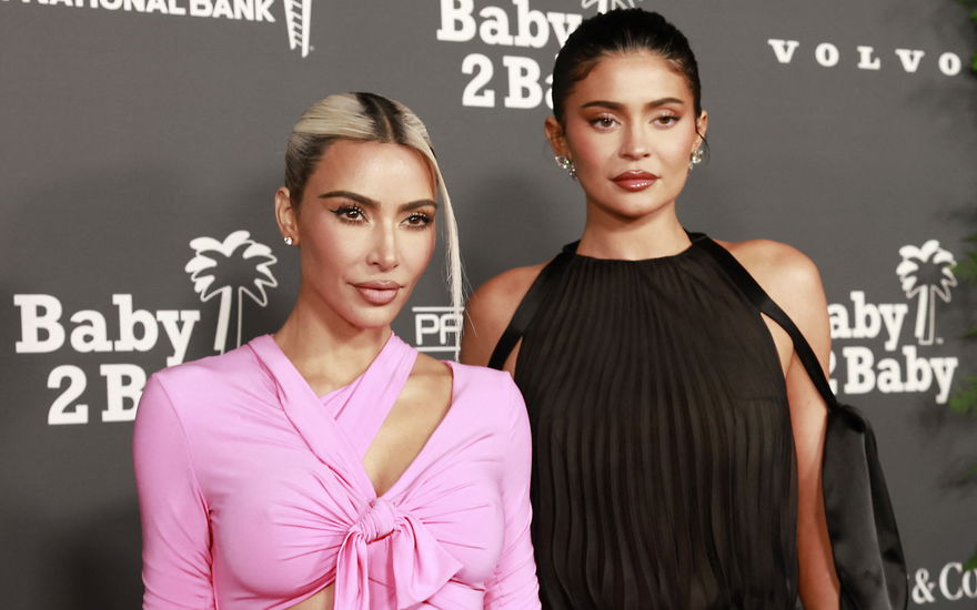 Kim Kardashian und Kylie Jenner stehen zusammen