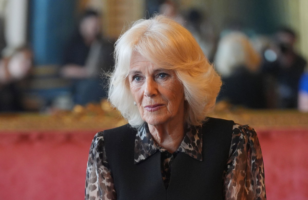Königin Camilla schaut ernst.