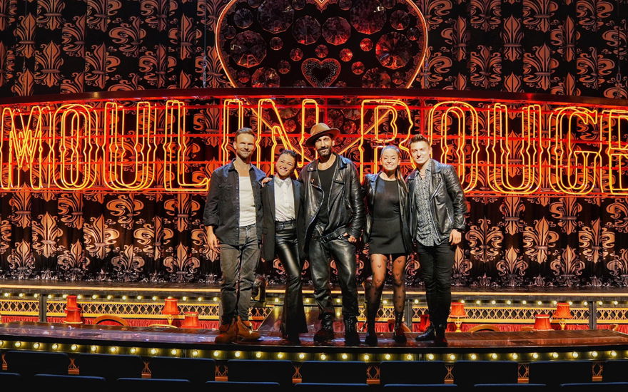 Die Profitänzer von "Let's Dance" auf der Bühne vom "Moulin Rouge"
