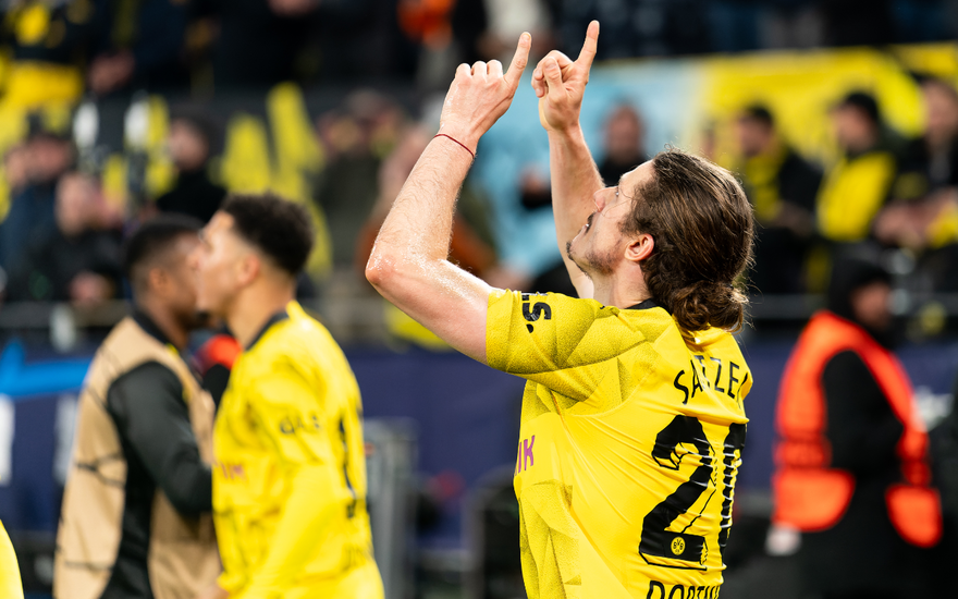 Marcel Sabitzer streckt seine Zeigefinger in den Himmel