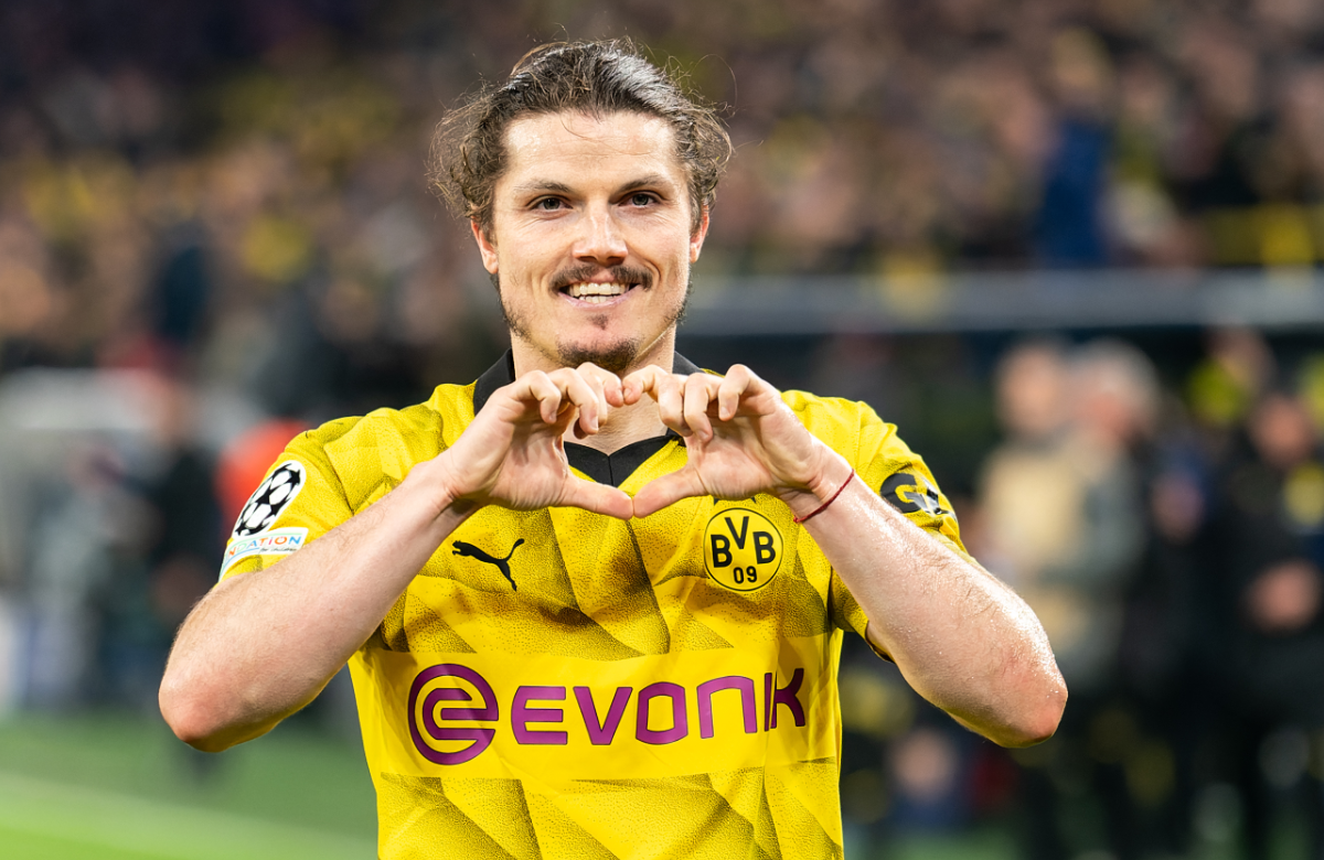 Marcel Sabitzer formt mit seinen Händen ein Herz