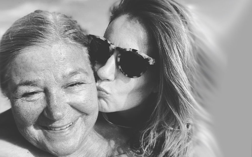 Mareile Höppner küsst ihre Mutter auf die Wange