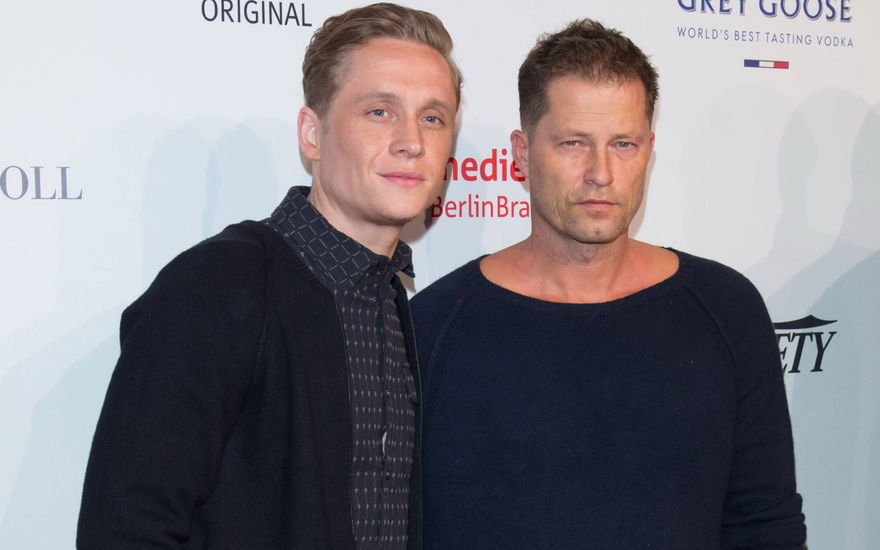Matthias Schweighöfer und Til Schweiger stehen zusammen mit ernsten Gesichtern