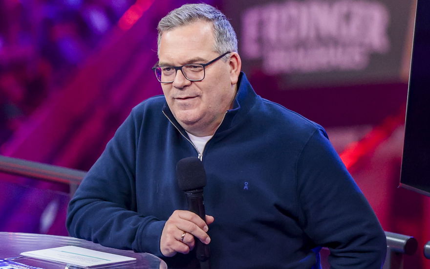 Moderator Elton mit enttäuschtem Gesichtsausdruck