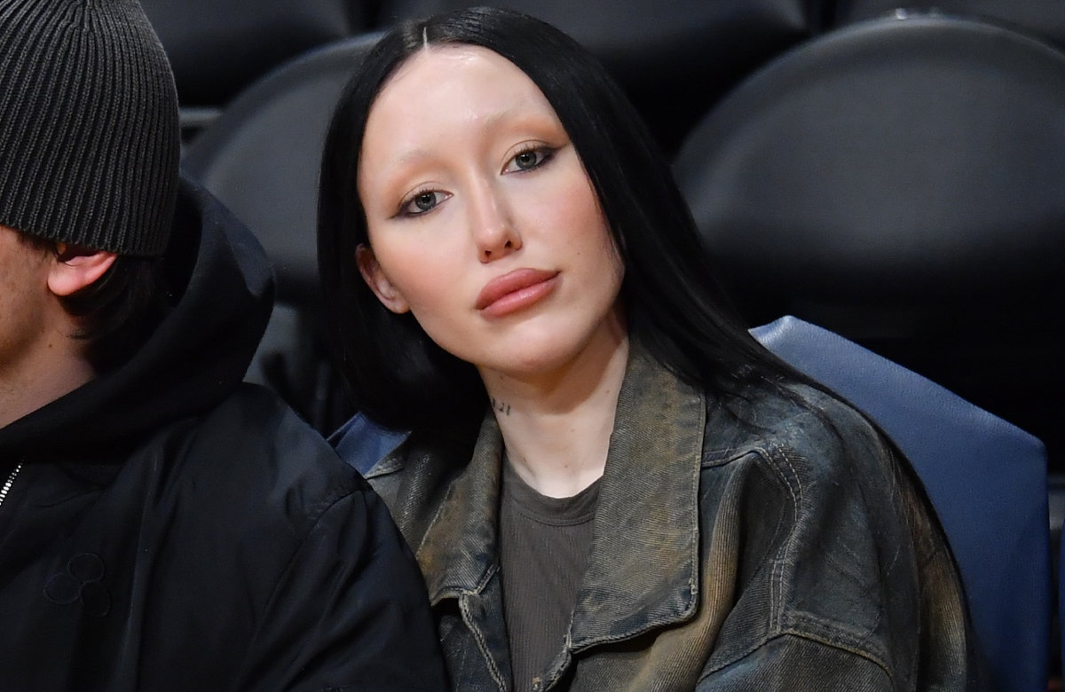 Noah Cyrus schaut direkt in die Kamera