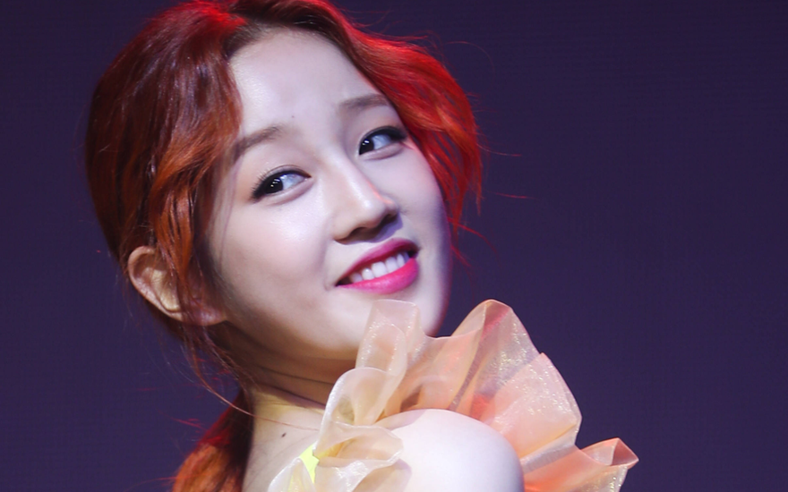 Park Bo Ram in einem gelben Kleid guckt über die Schulter